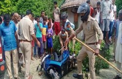 बेकाबू भीड़ ने हत्यारोपी को पुलिस के सामने ही पीट-पीटकर मार डाला, यूपी के कुशीनगर की है घटना