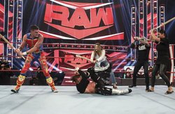 VIDEO: मां-बाप-बेटे-बेटी ने मिलकर डंडों से की WWE सुपरस्टार की धुनाई, रिंग छोड़ने के बाद भी पीटता रहा परिवार