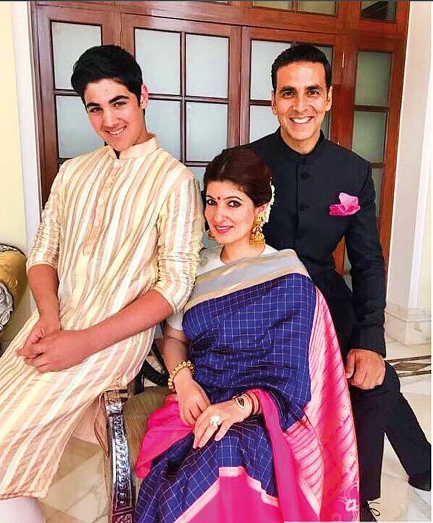 अक्षय की ये बात सुन ट्विंकल कहती हैं कि हां ये बहुत अच्छे कुक हैं..ये मेरा भेजा पका लेते हैं..मेरा खून अच्छे से खौला लेते हैं। अपनी बात को आगे बढ़ते हुए ट्विंकल कहती हैं कि हमारे घर में सबसे अच्छा कुक हमारा बेटा आरव है।