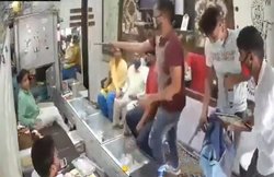 CCTV: हाथ सैनिटाइज किया और निकाल ली पिस्‍तौल, अलीगढ़ में ऐसे लुटा ज्‍वैलर