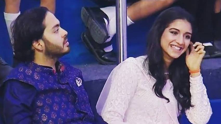 राधिका मर्चोेंट और अनंत अंबानी के रिलेशनशिप को लेकर सोशल मीडिया में खूब बातें होती हैं। ऐसी अफवाहें भी उड़ी थीं कि राधिका और अनंत ने सगाई कर ली है। राधिका मर्चेंट के साथ अनंत अंबानी का नाम जुड़ने के पीछे कुछ वायरल वीडियोज और तस्वीरें हैं।