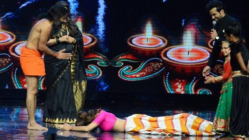 बाबा रामदेव की उर्जा औऱ योग कला देख शिल्पा शाष्टांग दंडवत हो गई थीं।