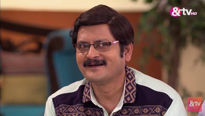 अंगूरी भाभी के पति मनमोहन तिवारी का किरदार निभा रहे हैं रोहिताश गौड़। रोहिताश गौड़ एक दिन का लगभग 50-60 हजार रुपए तक चार्ज करते हैं।