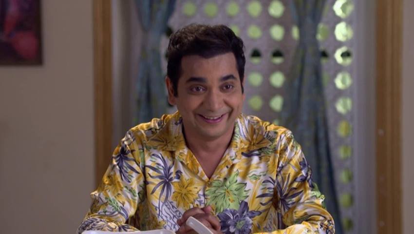 सक्सेना का किरदार निभाने वाले सानंद वर्मा अपने पागलपन की हरकतों से दर्शकों को हंसाने में पीछे नहीं रहते। सानंद वर्मा एक दिन का 25 हजार रुपये लेते हैं।