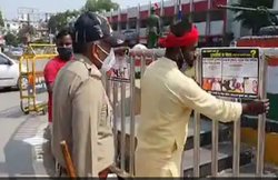 योगी आदित्यनाथ ने दुराचारियों के पोस्टर चिपकाने के दिये थे आदेश, सपा ने रेप के आरोपी BJP नेता का पोस्टर किया चस्पा; केस दर्ज