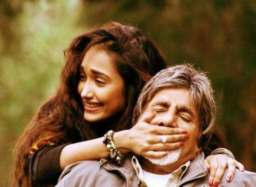 निशब्द फ़िल्म में अमिताभ बच्चन और जिया खान के बीच रोमांटिक केमिस्ट्री दिखाई गई थी। फिल्म के एक सीन में अमिताभ और जिया खान के बीच एक किस सीन दिखाया गया जिसपर विवाद गहरा गया था। लोगों को आपत्ति थी कि अपनी बेटी की उम्र की एक्ट्रेस के साथ अमिताभ रोमांटिक सीन कैसे दे सकते हैं।