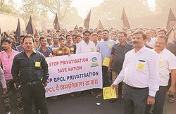 निजीकरण के खिलाफ BPCL कर्मचारियों की हड़ताल, कंपनी के प्राइवेट होने पर सेवानिवृत्ति लाभ न मिलने का डर