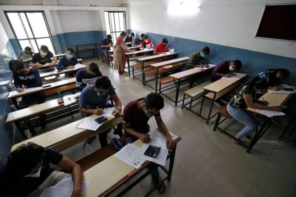 स्कूल-कॉलेजों में बच्चों पर बढ़ता दबाव उन्हें मानसिक रूप से दक्ष बनने की बजाए किसी तरह से अच्छा अंक लाने पर ध्यान केंद्रित करने को विवश कर रहा है। 