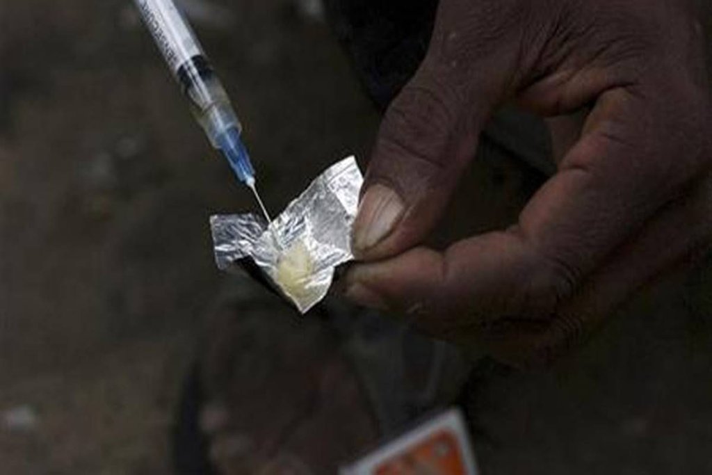 इंजेक्शन के जरिए ड्रग्स लेता नशे का शिकार व्यक्ति। 