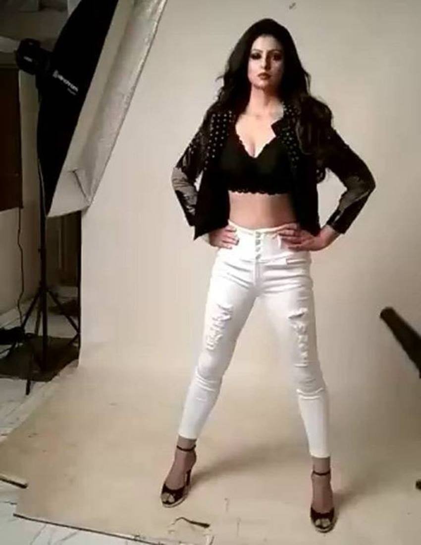 तलाक के बाद हसीन जहां अपना करियर संवारने में लगी थीं कि साल 2012 में उनकी मुलाकात क्रिकेटर मोहम्मद शमी से हो गई।