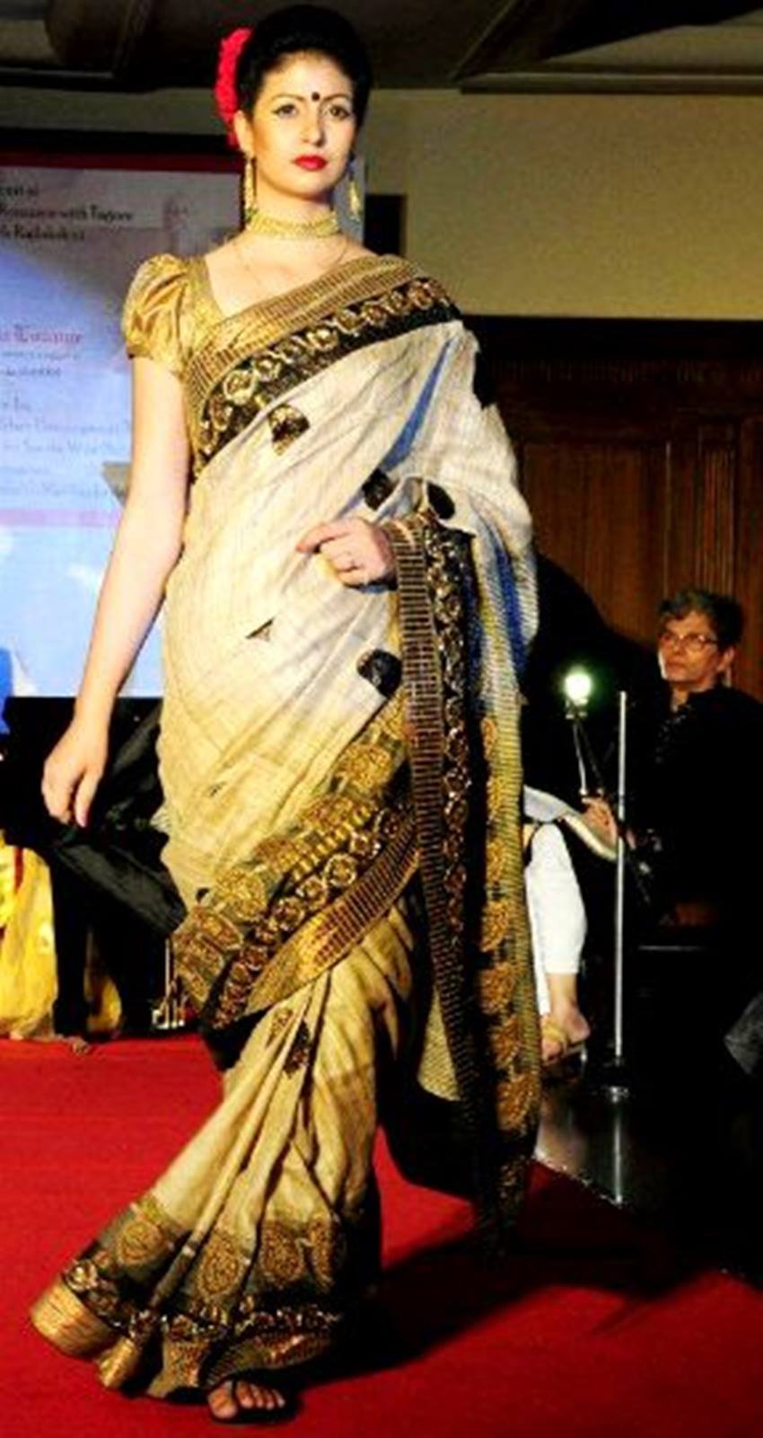 वह कई बार साड़ी पहन रैंप पर भी मॉडलिंग के लिए उतर चुकी हैं।