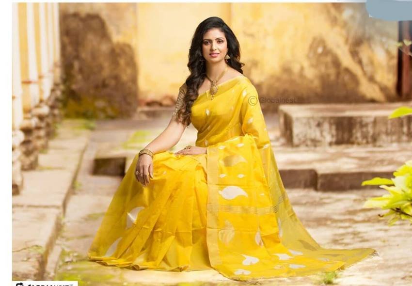 हसीन जहां पर ये पीली साड़ी काफी जच रही है।