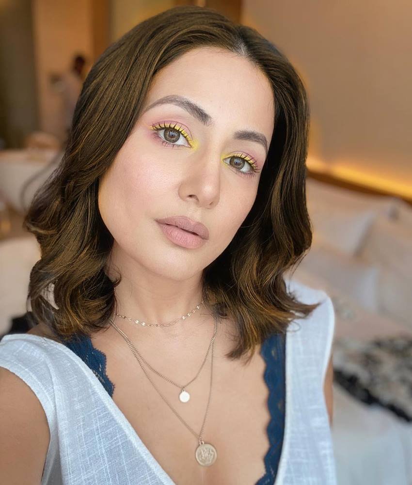 हिना खान की इन तस्वीरों पर अब तक लाखों लाइक्स औऱ हजारों कमेंट्स आ चुके हैं।