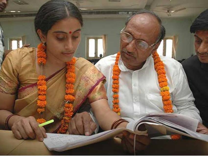 indian Celeb married with their pupil, julie and matuknath love story