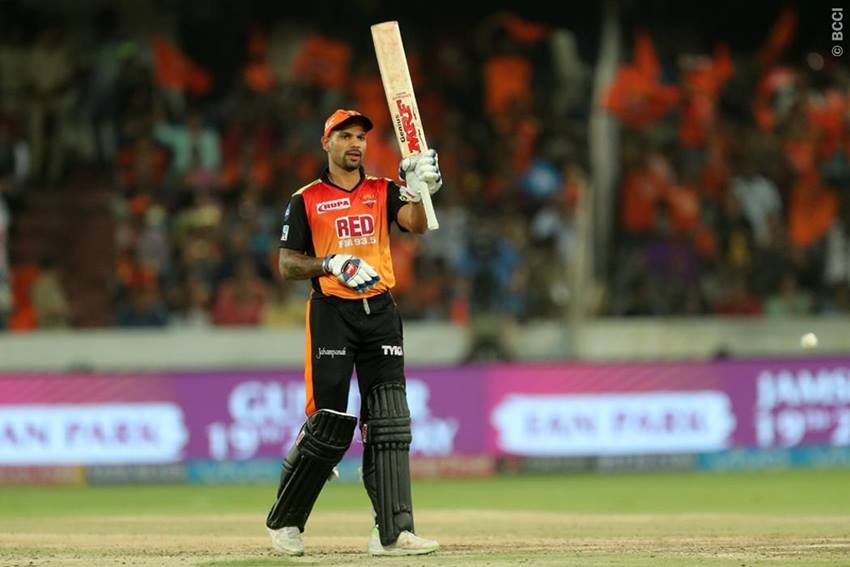 शिखर धवन हमेशा क्रीज पर बल्लेबाजी के लिए उतरने से ठीक पहले वॉशरूम जरूर जाते हैं।