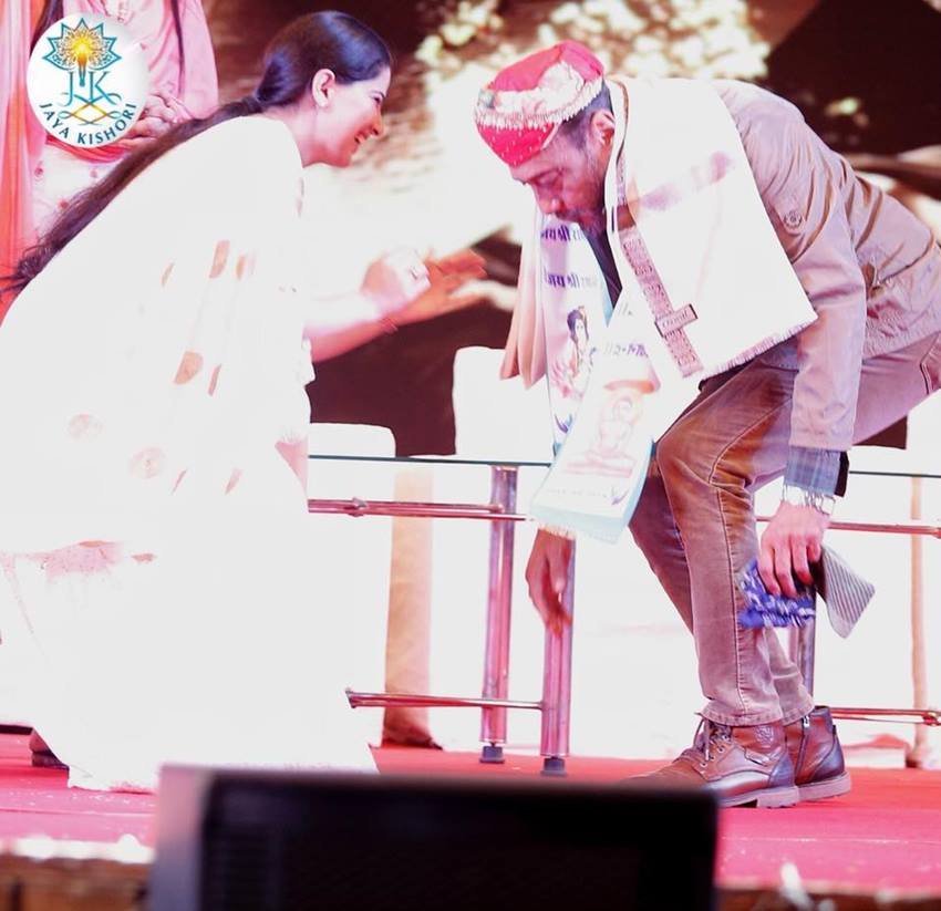 इस तस्वीर में जैकी श्रॉफ जया किशोरी के पैर छूते दिख रहे हैं। हालांकि जया किशोरी उन्हें रोकने की कोशिश में हैं।