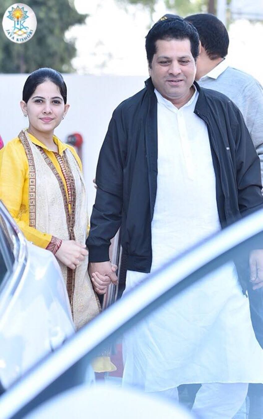 जया किशोरी पिता के साथ काफी अच्छी बॉन्डिंग शेयर करती हैं। वह पब्लिक प्लेस पर भी अपने पिता का हाथ थामे नजर आ जाती हैं।