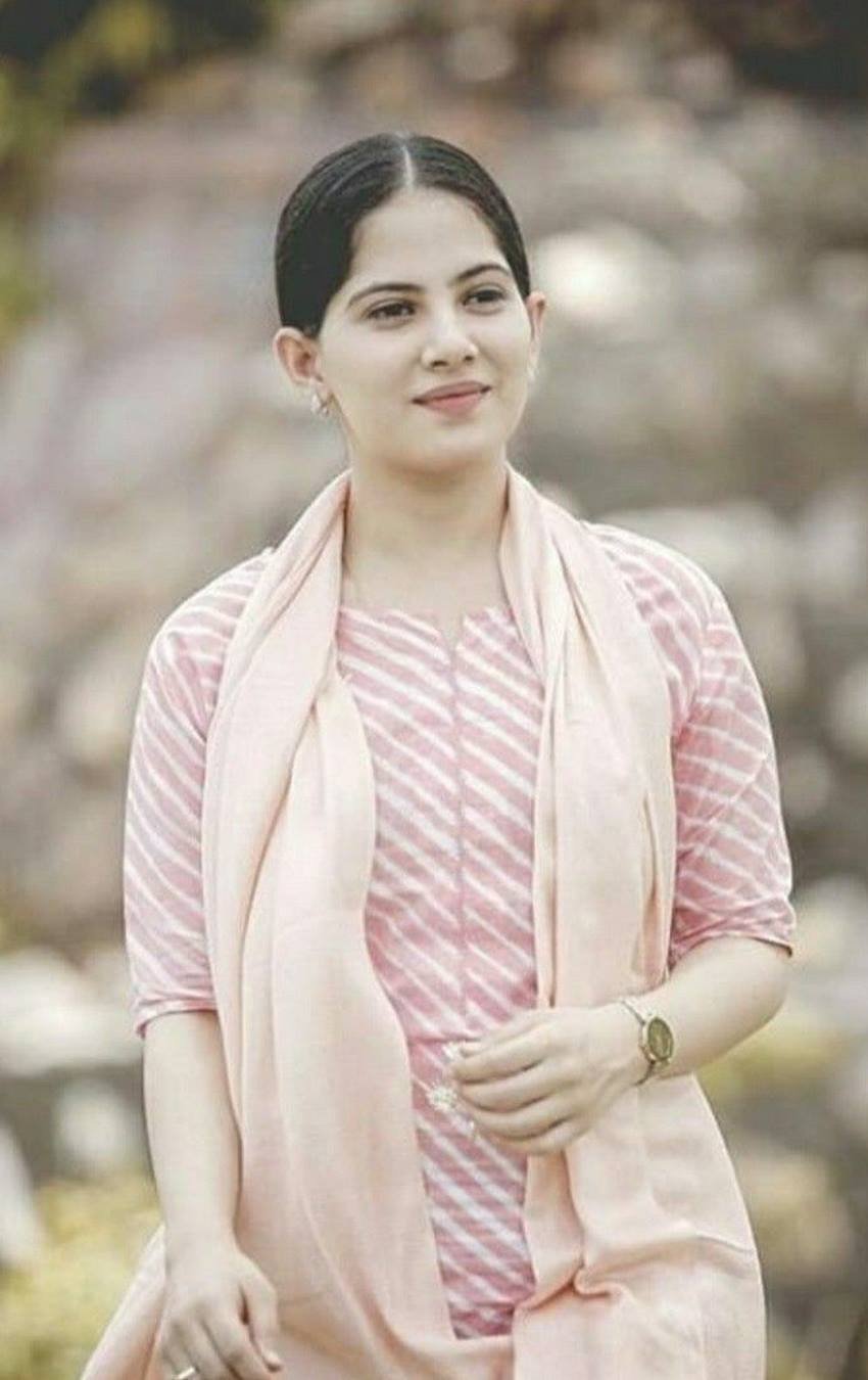 बता दें जया किशोरी नारायण सेवा संस्थान से जुड़ी हुई हैं। वह अपनी कमाई का एक बड़ा हिस्सा इसी संस्थान को दान भी करती हैं।