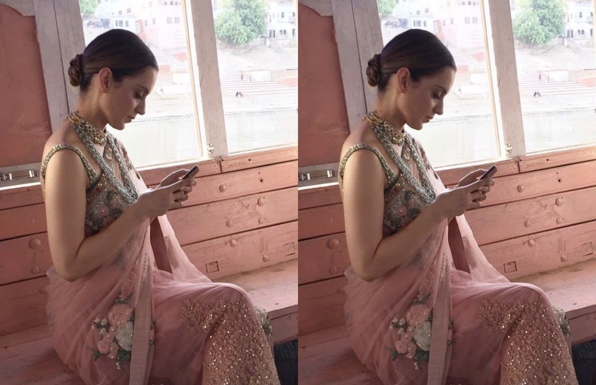 तस्वीरें शेयर करते हुए कंगना ने प्रेम पुजारी फिल्म के गाने की एक लाइन भी लिखी है- फूलों के रंग से दिल की कलम से तुझको लिखी रोज पाती।