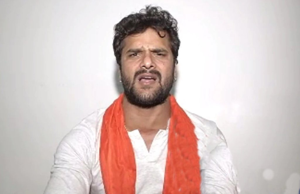 खेसारी लाल ने कहा कि वे (रवि-जया) विवादित स्टेज पर हैं। 