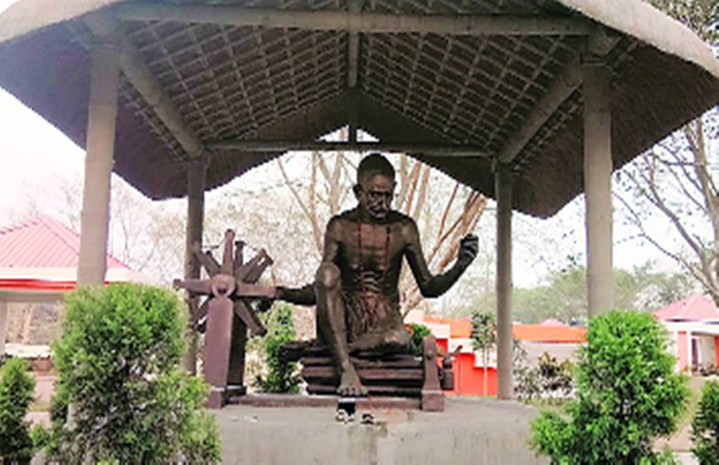 जिस स्थान पर बैठ कर बापू ने लोगों को संबोधित किया था, वहां चरखा काटते बापू की प्रतिमा आज भी बुनकरों का मनोबल बढ़ा रही है। गांधी की यात्रा का वर्णन यहां के लोग बड़े ही गर्व से करते हैं।