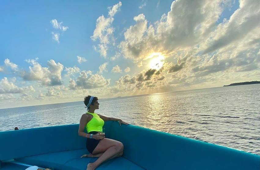 मंदिरा पिछले साल भी मालदीव्स गई थीं। इस बार भी वह मालदीव्स के हरे समुंदर के बीच पहुंच चुकी हैं।