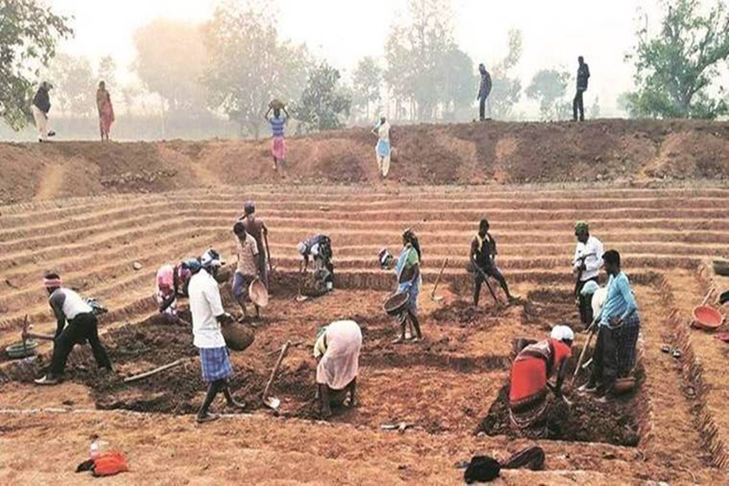 मनरेगा और स्थानीय रोजगार के माध्यम से गांव देश को आत्मनिर्भर बनाते हैं।