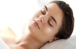 Skincare: चेहरे पर दाग-धब्बे और पिंपल्स होंगे दूर, रात को सोने से पहले करें बस ये एक काम