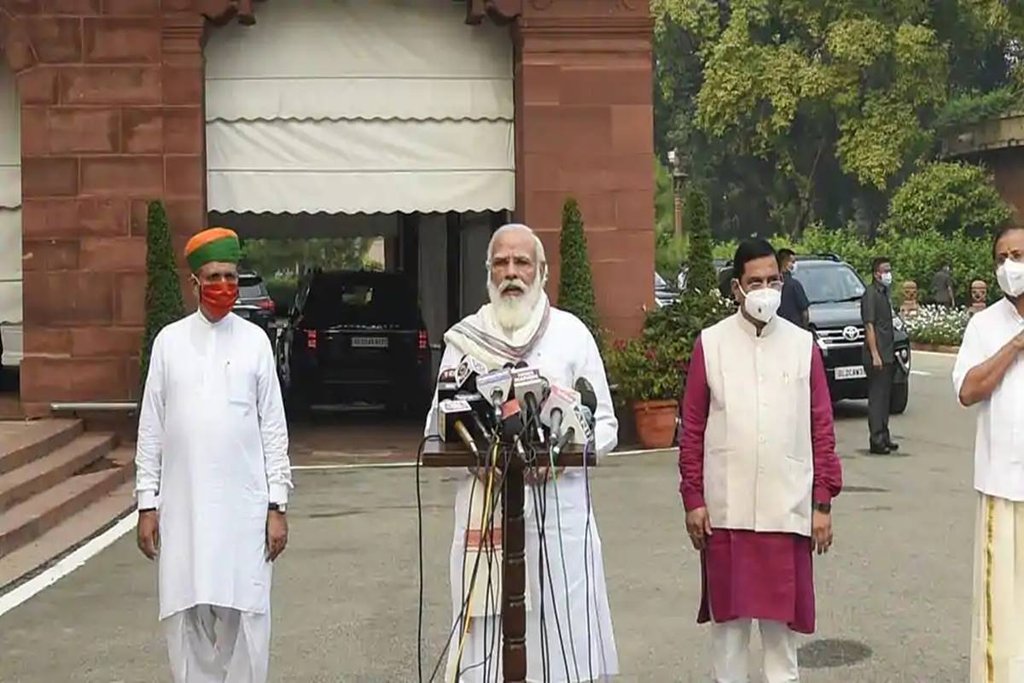पीएम नरेंद्र मोदी ने मामसून सत्र के शुरू होने से पहले वीर जवानों के साथ एकजुटता का संदेश दिया। (फोटो- पीटीआई)