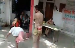 कन्नौज: दिव्यांग युवक को पुलिसवाले ने पीटा फिर थाने में लाकर जमीन पर गिरा दिया, गर्भवती पत्नी लगाती रही रहम की गुहार; देखें वीडियो