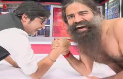 बाबा रामदेव लगाते हैं 500 डिप्स, अरनब के स्टूडियो में ही देने लगे थे डेमो, पंजा लड़ा कर कहा- आपमें ताकत तो है