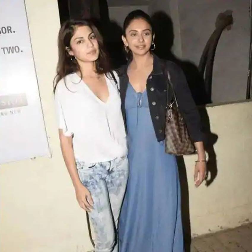 रकुल प्रीत सिंह औऱ रिया चक्रवर्ती अच्छी दोस्त हैं।