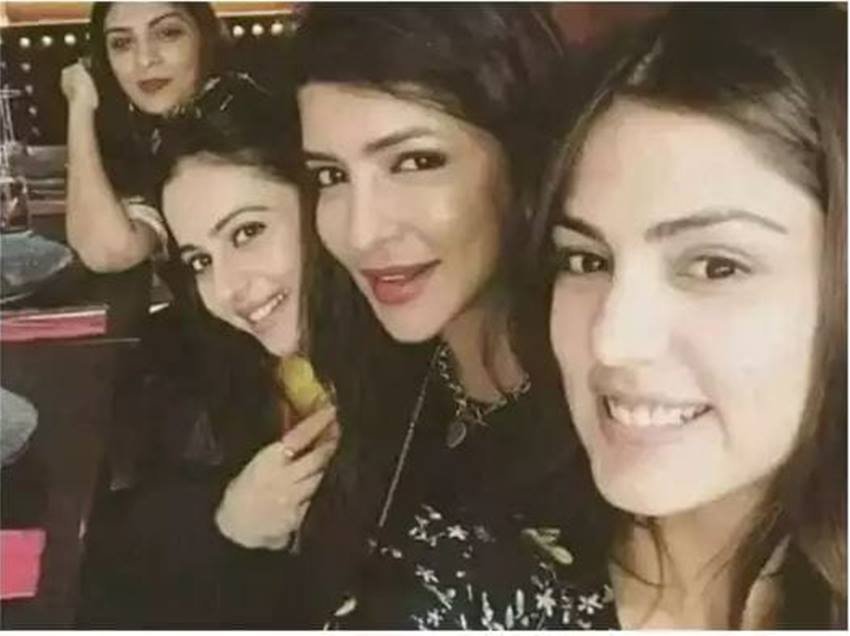 अब जब रिया द्वारा ड्रग्स मामले में रकुल प्रीत सिंह और सारा अली खान के नाम सामने आ रहे हैं ये देखने लायक होगा कि क्या तीनों एक्ट्रेसेज के बीच की बॉन्डिंग पहले जैसी ही रहती है या फिर रिश्तों में दूरीयां बढ़ती हैं।