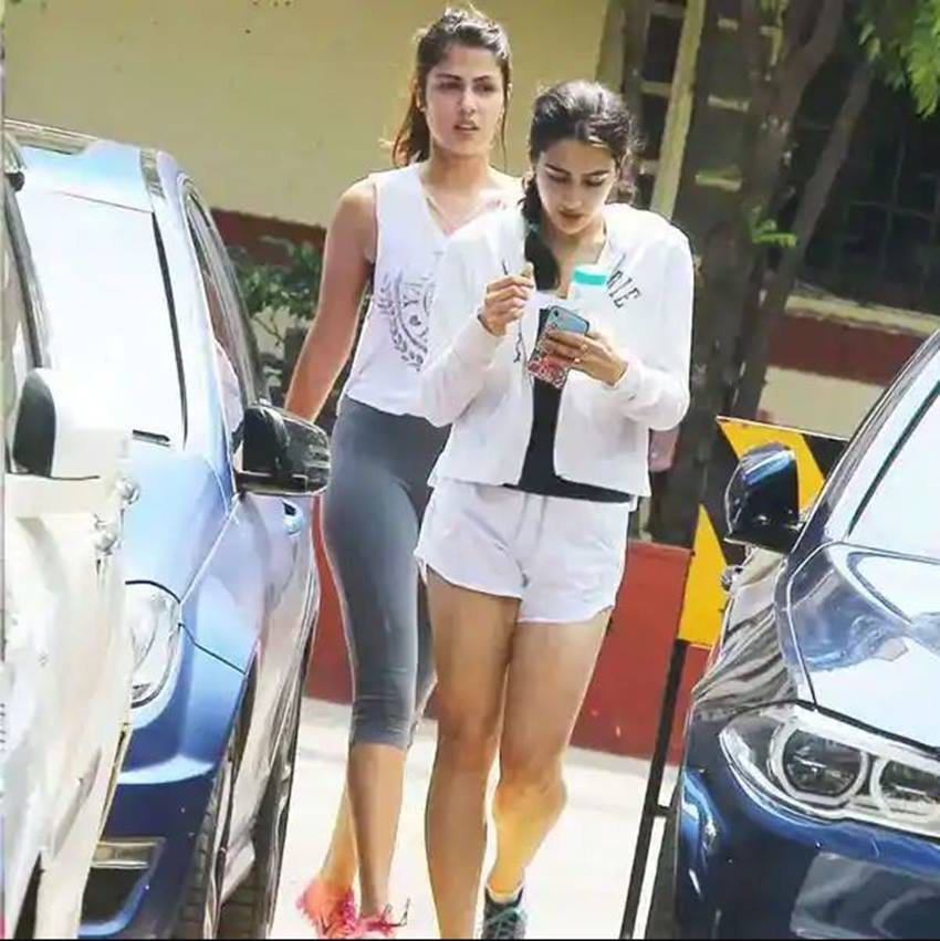 रिया और सारा अली खान एक साथ जिम भी जाती हैं। अकसर जिम से बाहर निकलते या अंदर जाते दोनों दिख जाया करते थे।