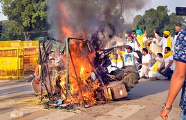 Delhi police, burning tractor india gate, Brinder Dhillon,