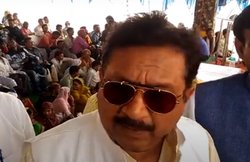 MP: मंच पर ही मंत्री ने बनवाए बाल और दाढ़ी, युवक को 60 हजार की मदद दे बोले- आत्मनिर्भर बनकर दिखाना