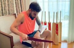IPL 2020 से पहले बैट की मरम्मत करते दिखे विराट कोहली, हार्दिक पंड्या ने की खिंचाई; देखें VIDEO