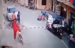 वीडियो: गाजियाबाद में सरेआम बुजुर्ग महिला को पीटा, पीड़िता का आरोप- बेटी से छेड़खानी का किया था विरोध; पुलिस बोली- FIR में छेड़खानी का जिक्र नहीं