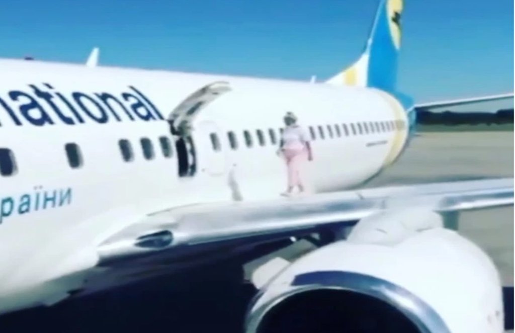 airplane, wing, ukraine, crime, crime news