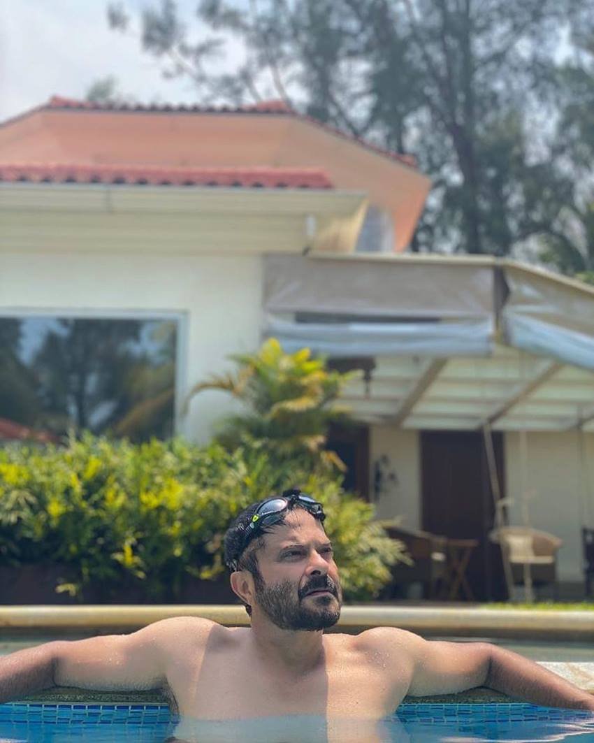 Anil Kapoor : सोशल मीडिया में अनिल कपूर की कुछ तस्वीरें वायरल हो रही हैं। ये तस्वीरें खुद अनिल कपूर ने अपने अकाउंट से शेयर की हैं। तस्वीरों में अनिल कपूर गजब के फिट दिख रहे हैं। उनकी फिटनेस देख लोग दिल खोलकर तारीफ कर रहे हैं। सिर्फ अनिल कपूर के फैंस ही नहीं बल्कि बॉलीवुड सेलेब्स भी अनिल कपूर की फिटनेस पर हैरानी जता रहे हैं।
