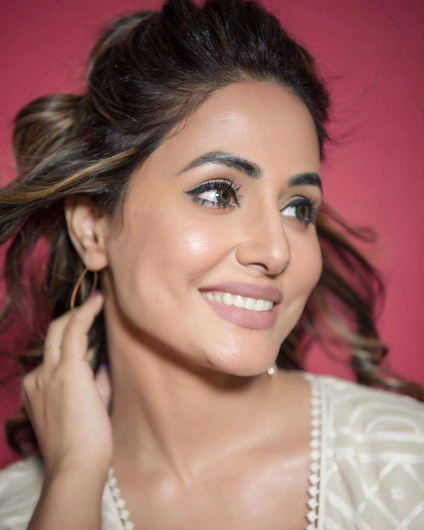 हिना खान उन चंद अभिनेत्रियों में हैं जो सोशल मीडिया बेहद एक्टिव हैं।