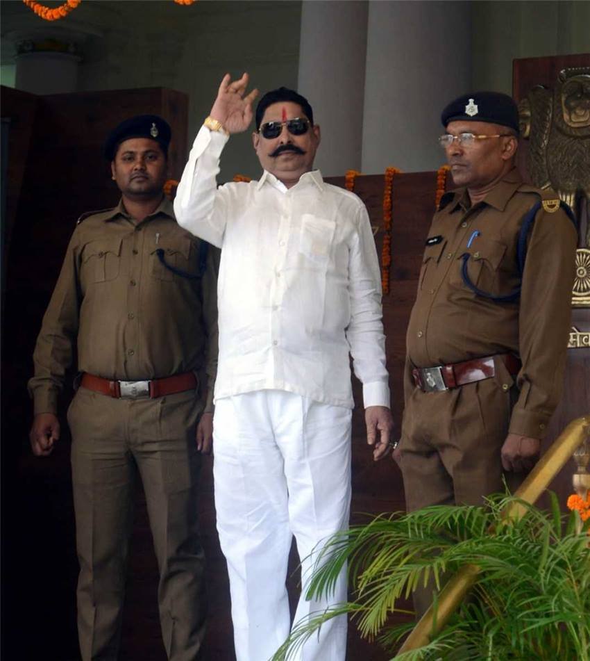 तब अनंत सिंह ने लिपि सिंह पर आरोप लगाया था कि वह अपने पिता आरसीपी सिंह के निर्देश पर विपक्ष की तरह काम कर रही हैं। हालांकि अनंत सिंह पर कार्रवाई के बाद नीतीश कुमार ने उनका प्रमोशन करते हुए मुंगेर जिले का एसपी तैनात कर दिया।