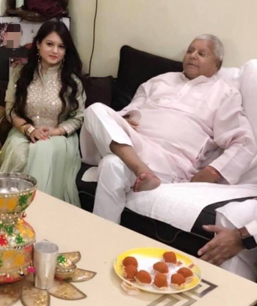 दिव्या प्रकाश पिता की ही तरह लालू प्रसाद के परिवार के काफी करीब हैं।