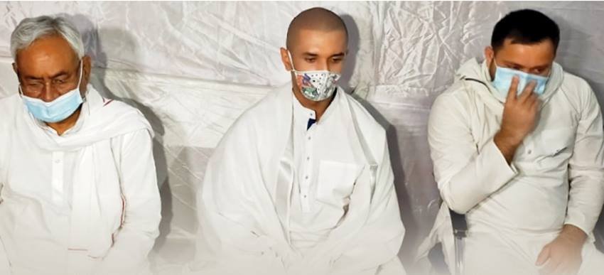 Chirag Paswan LJP, Bihar Elections 2020: बिहार विधानसभा चुनाव में जुबानी हमलों के बीच राज्य की राजनीति के तीनों महत्वपूर्ण किरदार एक साथ एक फ्रेम में दिखाई दिए। हम बात कर रहे हैं नीतीश कुमार, चिराग पासवान और तेजस्वी यादव की। मंगलवार 20 अक्टूबर को लोक जनशक्ति पार्टी के पटना दफ्तर पर दिवंगत नेता रामविलास पासवान के श्राद्ध कार्यक्रम के बाद ब्रह्मभोज का आयोजन किया गया था। इसी कार्यक्रम में तीनों नेता एक साथ दिखाई दिए।