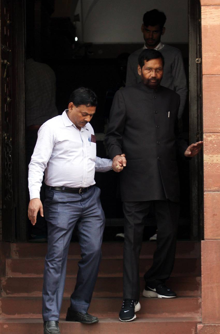 Bihar Elections 2020: ऐसा पहली बार हो रहा है जब लोक जनशक्ति पार्टी (Lok Janshakti Party) बिहार में चुनाव इसके संस्थापक रामविलास पासवान (Ramvilas Paswan) के बिना लड़ रही है एलजेपी (LJP)। इस बार चिराग पासवान (Chirag Paswan) के नेतृत्व में चुनाव लड़ रही है। राम विलास कभी पुलिस फोर्स में जाने वाले थे। हालांकि किस्मत को कुछ और ही मंजूर था और वह आ गए पॉलिटिक्स में। (Photos: Indian Express Archive)