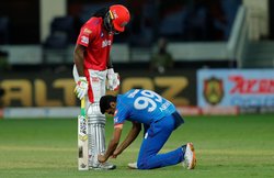 KXIP vs DC: अश्विन ने पहले क्रिस गेल के जूते का फीता बांधा, फिर कर दिया बोल्ड; देखें VIDEO