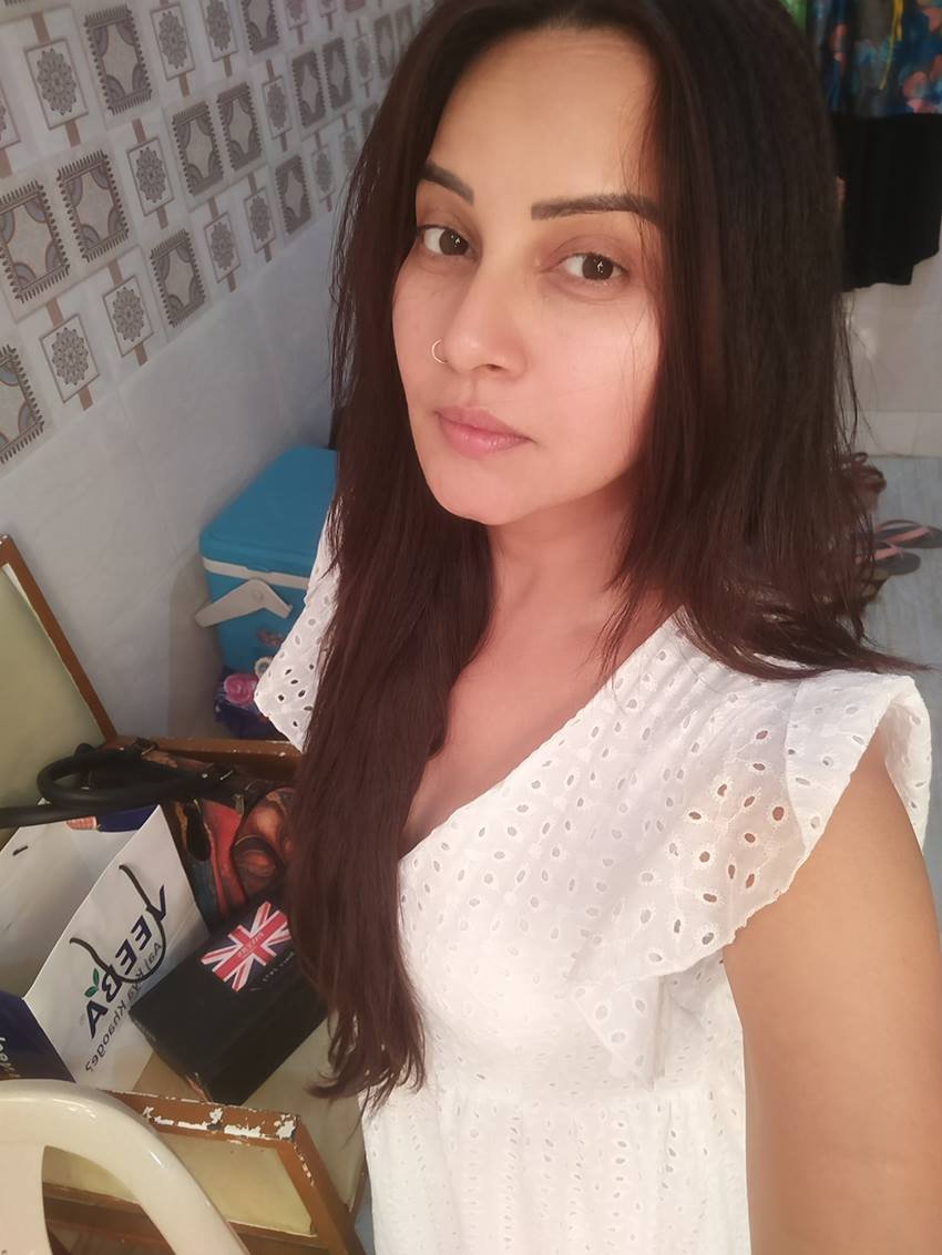 गीतांजली मिश्रा ने हाल ही में टाइम्स नाऊ से बात करते हुए बताया कि एक बार वह एक सीरियल की शूटिंग कर रही थी। शूटिंग के सेट पर लंच टाइम में एक यंग एक्टर ड्रग्स ले आया। वहीं सेट पर सिगरेट जैसी किसी चीज में भरा औऱ सबको पीने के लिए ऑफर करने लगा।