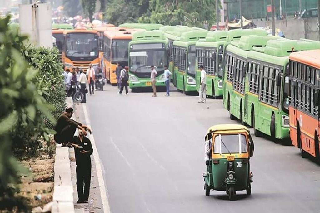 डीटीसी के बेडे में बसों की कमी से लोगों को काफी दिक्कतों का सामना करना पड़ रहा है।