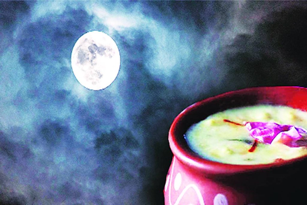 शरद पूर्णिमा की रात अमृत वर्षा होती है। खीर बनाकर छत पर रखने से उसमें अमृत गिरता है। 