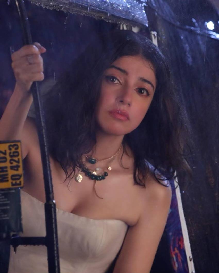 इस वीडियो में दिव्या खोसला कुमार ने एक्टिंग तो की ही है साथ में गाना भी गाया है।